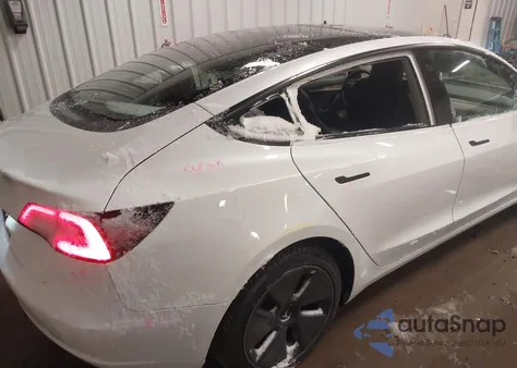 2021 Tesla Model 3 Standard Range Plus Rear-Wheel Drive z USA, uszkodzony, nr VIN 5YJ3E1EA3MF096428